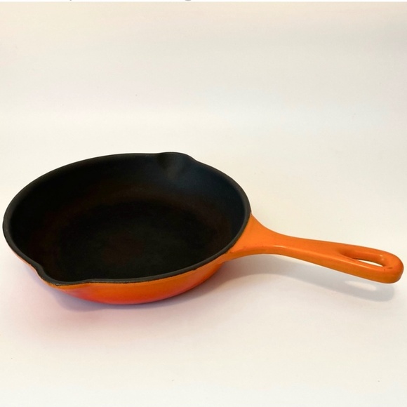 Le Creuset 9” Double Spout Cast Iron Skillet #23 - Picture 1 of 5